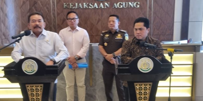 Jaksa Agung Sanitiar Burhanuddin dan Menteri BUMN Erick Thohir di Gedung Kejagung, Jakarta, Senin (6/3/2023).