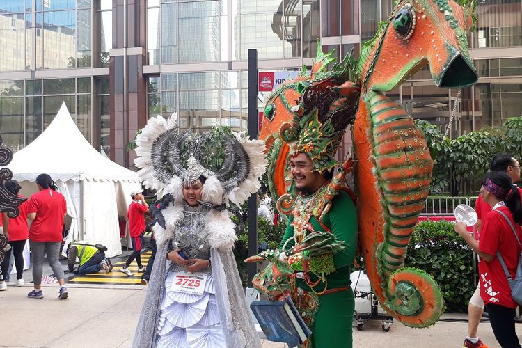 Kostum unik di ajang lari PAPERUN Charity Fun Run 5K (PAPERUN 2019) di Gedung Sinar Mas Land Plaza, Thamrin, Jakarta, Minggu (23/6/2019). 