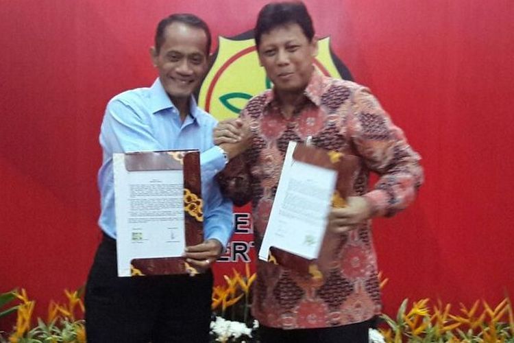 Kepala Badan Ketahanan Pangan (BKP) Kementan Agung Hendriadi (kiri) saat meresmikan e-commerce di Toko Tani Indonesia Center (TTIC) di Ragunan, Jakarta Selatan, Jumat (22/12/2017).