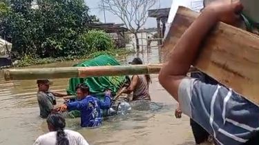 Duka di Tengah Banjir Pantura Subang, Jenazah Warga Dibawa Pakai Rakit ke Pemakaman