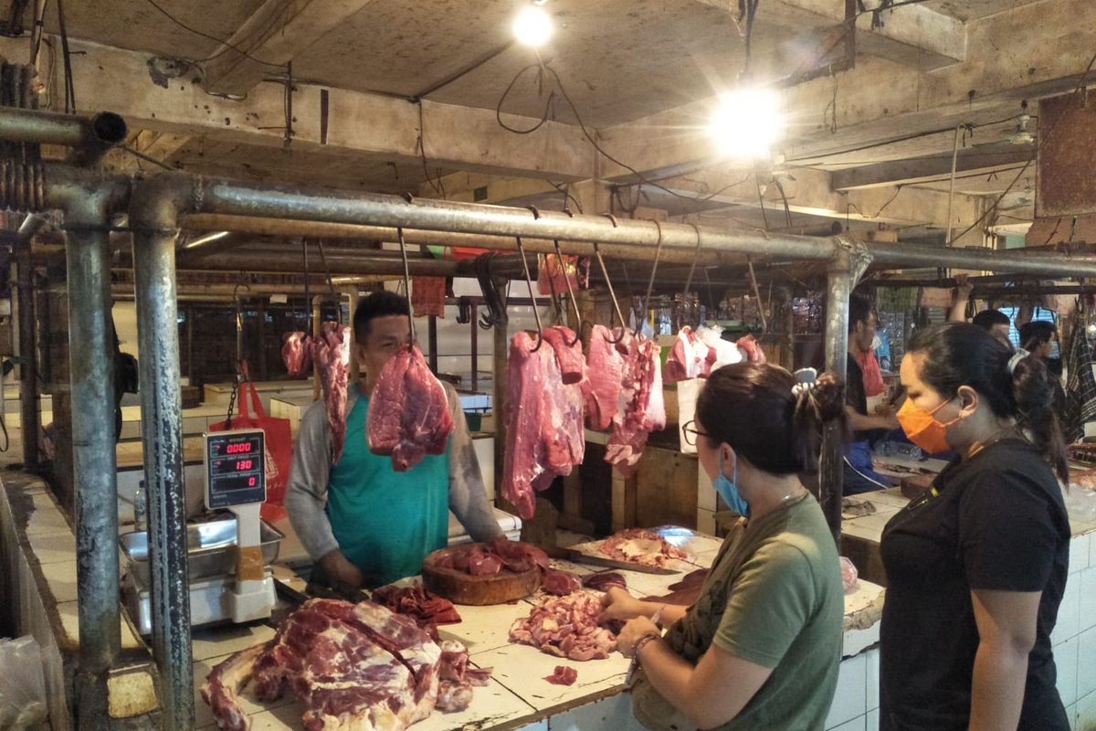 Pedagang daging sapi di Pasar Agung, Depok tetap berjualan meski beberapa pedagang lainnya mogok, Senin (28/2/2022).