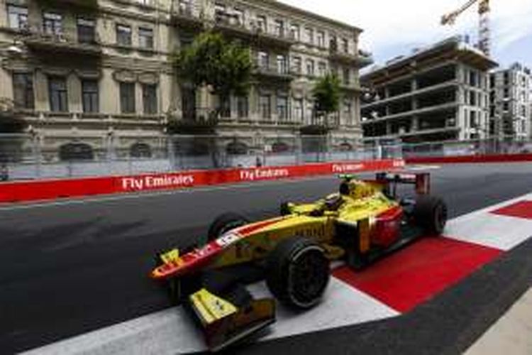 Pebalap Pertamina Campos Racing asal Indonesia, Sean Gelael, memacu mobilnya pada sesi latihan GP2 Eropa di Sirkuit Baku, Azerbaijan, Jumat (17/6/2016).