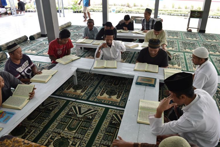 Para narapidana penghuni Lapas Kelas IIa Ambarawa, Jawa Tengah menghabiskan waktu selama Ramadhan dengan bertadarus Al Quran.