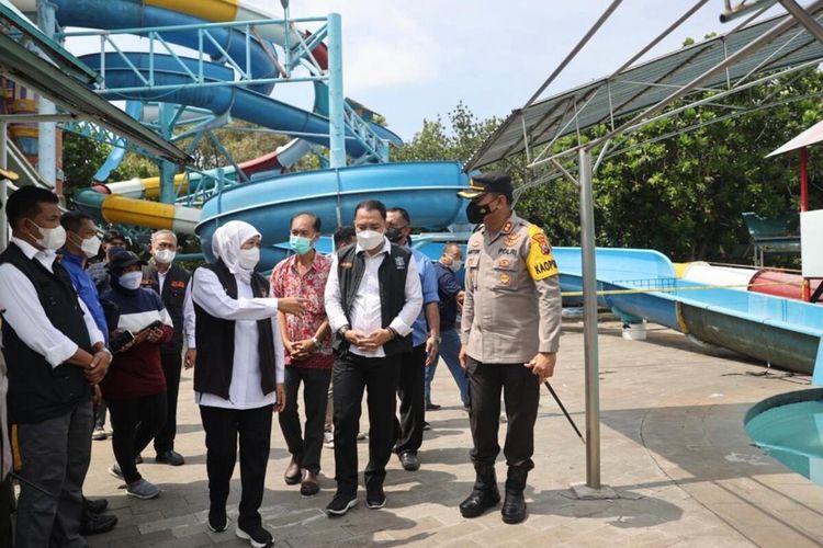 Gubernur Jatim Khofifah Indar Parawansa mengunjungi lokasi insiden ambrolnya papan seluncur kolam renang di Kenjeran Park Surabaya Minggu (8/5/2022).