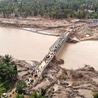Foto udara kendaraan melewati Jembatan Bailey Awe Geutah yang baru selesai dibangun setelah sebelumnya putus akibat bencana banjir bandang di Bireuen, Aceh, Kamis (18/12/2025). Kementerian Pekerjaan Umum bersama jajaran TNI Kodam Iskandar Muda telah menyelesaikan pembangunan Jembatan Bailey yang menghubungkan Bireuen dengan Aceh Utara melintasi Sungai Peusangan sehingga akses transportasi kembali tersambung dan dapat memperlancar bantuan kemanusiaan serta memulihkan ekonomi daerah terdampak bencana. 