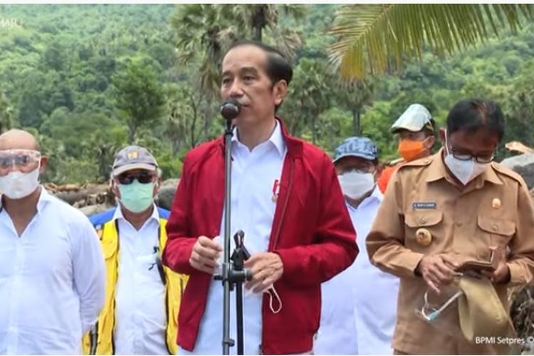  Presiden Joko Widodo (Jokowi) mendatangi lokasi bencana banjir bandang di Desa Amakaka, Kabupaten Lembata, NTT, Jumat (9/4/2021).