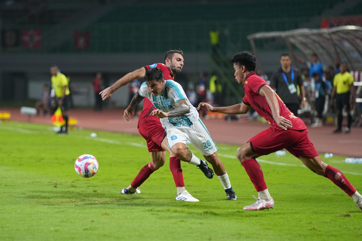 Pemain asing PSBS Biak Pablo Abel Arganaraz Paradi (tengah) dijaga ketat pemain Persija jakarta pada laga pekan ke-21 Liga 1 2024-2025 yang berakhir dengan skor 2-2 di Stadion Patriot Candrabhaga Bekasi, Minggu (2/2/2025) malam.