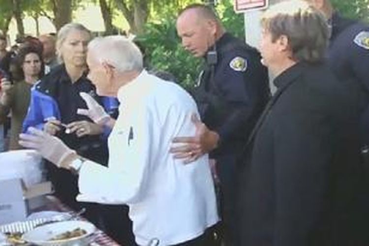 Arnold Abbott, pria 90 tahun di AS, didakwa karena membagikan makanan untuk para gelandangan di depan umum.
