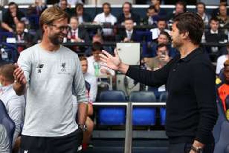 Juergen Klopp dan Mauricio Pochettino bertegur sapa jelang pertandingan antara Liverpool dan Tottenham Hotspur di White Hart Lane, Sabtu (27/8/2016). 