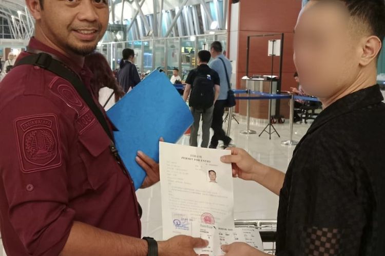 Deportasi WN China berinisial XB ke negaranya melalui Bandara Internasional
Soekarno Hatta pada Senin (06/05/2024).