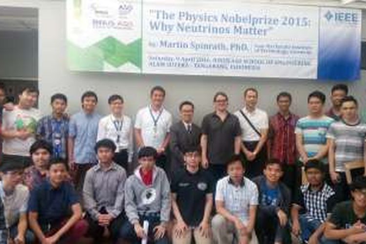 Doktor Martin Spinrath, ahli Fisika dari Karlshure Institute of Technology, Jerman, berfoto dengan seluruh peserta kuliah singkat di kampus Binus ASO School of Engineering, Serpong, Sabtu (9/4/2016)