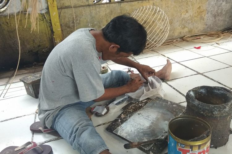 Pengerajin barongsai sedang membuat bagian rahang bawah liong, di Bengkel Barongsai Lili Hambali, Babakan Pasar, Bogor Tengah, Sabtu (3/2/2018).