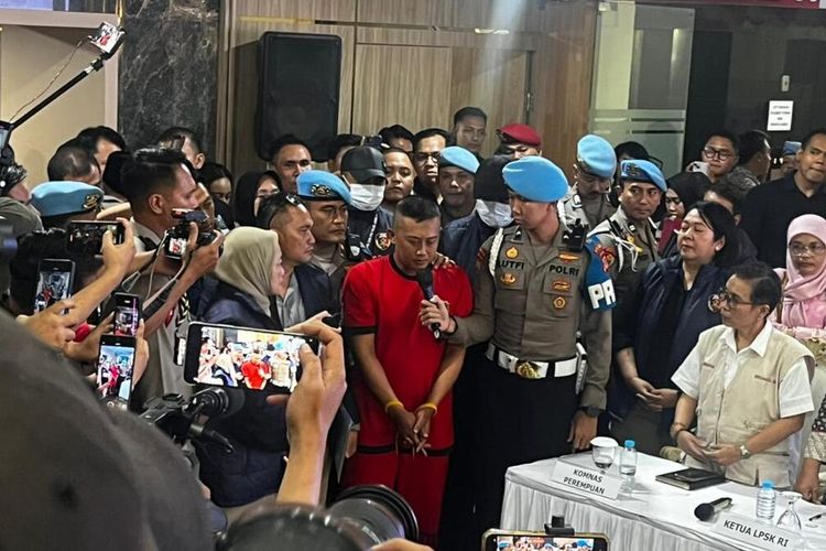 Dihadirkan di Polda Jabar, Taufik Hidayat Tak Jawab Saat Ditanya Alasan Siksa YTR