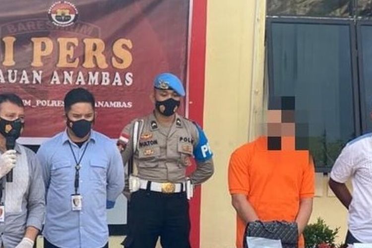 Berawal dari laporan masyarakat dan hasil penyelidikan, Satuan Reskrim Polres Kepulauan Anambas berhasil mengamankan seorang penyedia jasa pekerja seks komersial (PSK) secara online di Kabupate Kepulauan Anambas sekitar pukul 23.30 WIB, Jumat (20/8/2021).