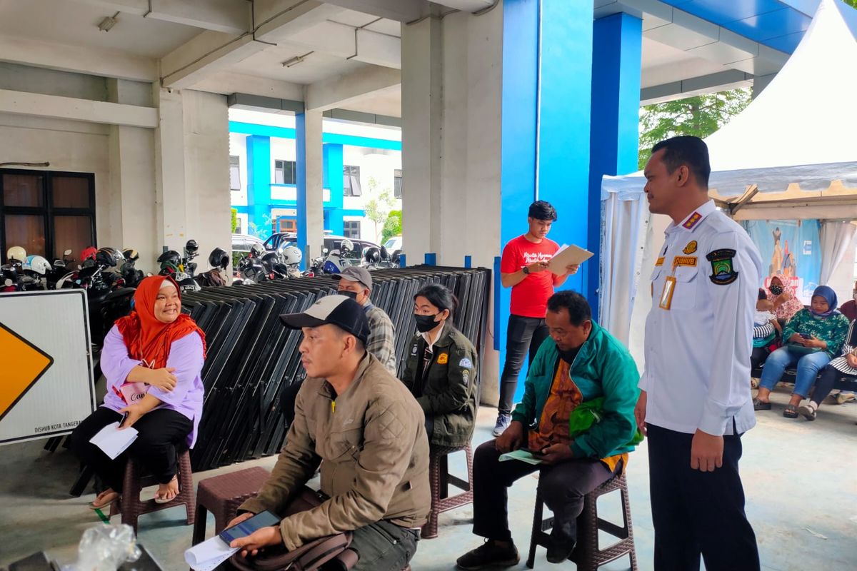 Kadishub Kota Tangerang Ahmad Suhaely sedang melakukan monitoring saat masyarakat antri untuk validasi tiket bus program mudik gratis angkutan lebaran Idul Fitri 1444 Hijriyah tahun 2023 ini. Kegiatan validasi dilakukan di Kantor Dishub Kota Tangerang, Selasa (14/3/2023).