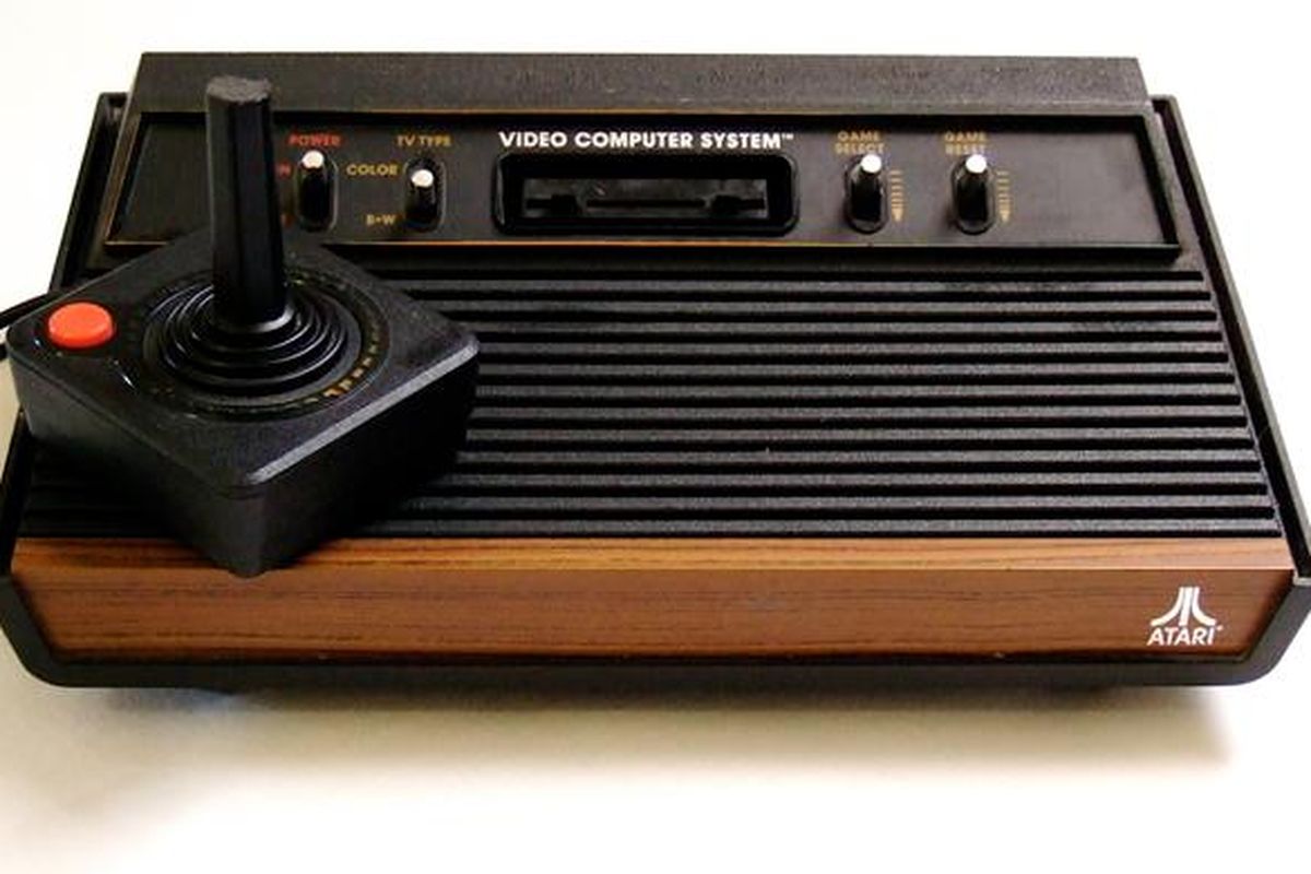 Konsol game Atari 2600 dengan desain aksen kayu