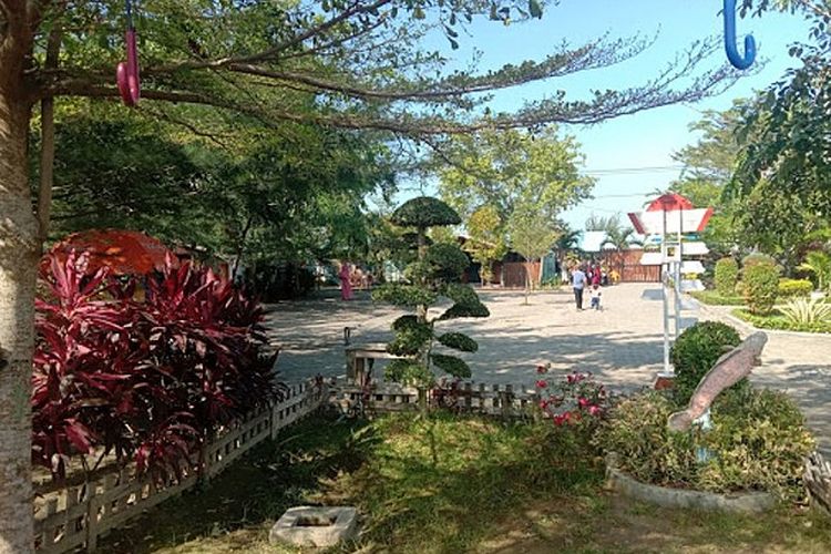 Taman di kawasan Danau Siombak, salah satu destinasi wisata alam di Kota Medan