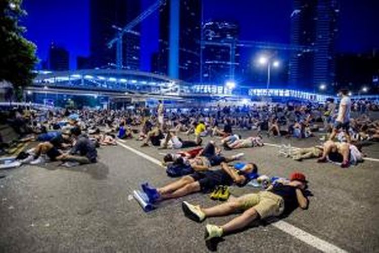 Ribuan pengunjuk rasa yang menuntut pemilihan pemimpin Hongkong secara langsung, tidur di jalanan di sekitar kawasan pusat pemerintahan kota itu pada Senin (29/9/2014).