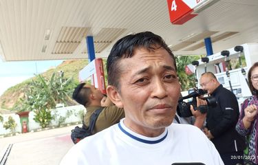 Cerita di Balik Konten Mandi Lumpur TikTok, Nenek Sari Rela Tahan ...