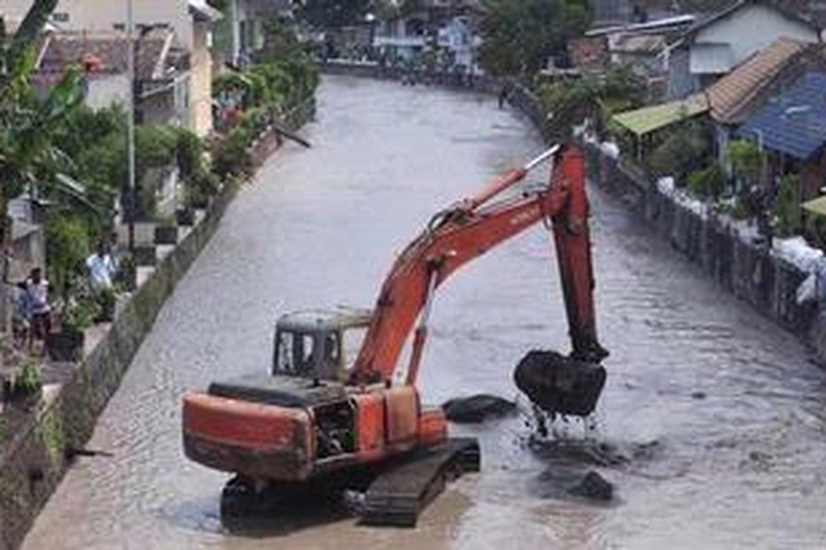 Mesin Backhoe dikerahkan untuk mengeruk endapan lahar dingin di Kali Code di Kelurahan Wirogunan, Mergangsan, Yogyakarta, Rabu (10/11/2010). Pengerukan dilakukan untuk menghindari meluapnya kali tersebut ke permukiman warga jika kembali terjadi banjir lahar. 