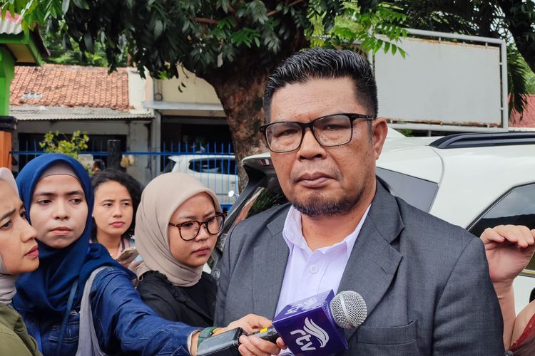 Ketua Komnas PA, Agustinus Sirait usai meninjau SDN 01 Gedong yang sejumlah siswa didug mengalami keracunan usai konsumsi MBG, Rabu (1/10/2025)