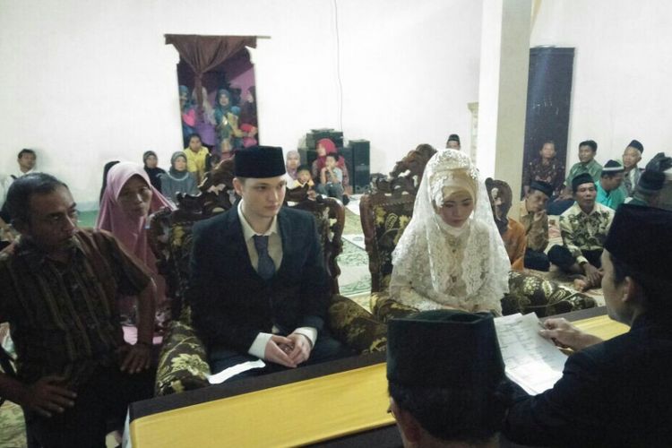 Suasana akad nikah pasangan Ezra dan Rini di Dusun Klepu, Desa Ngambarsari, Kecamatan Karangtengah, Kabupaten Wonogiri, Jawa Tengah, Jumat (26/1/2018).
