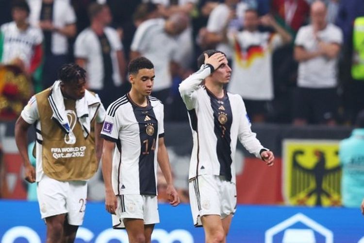 Ekspresi para pemain timnas Jerman setelah dipastikan tersingkir dari Piala Dunia 2022 Qatar. Jerman tersingkir seusai finis di peringkat ketiga klasemen Grup E dengan koleksi empat poin dari tiga laga. Mereka kalah selisih gol dari Spanyol yang menempati peringkat kedua.