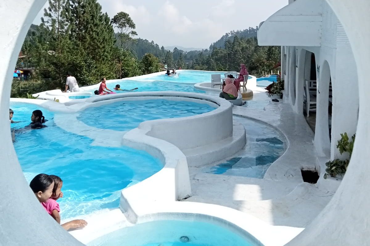 Onsen Omahe Banyu Anget, salah satu wisata di Guci Tegal berupa kolam air hangat ala Santorini, Yunani
