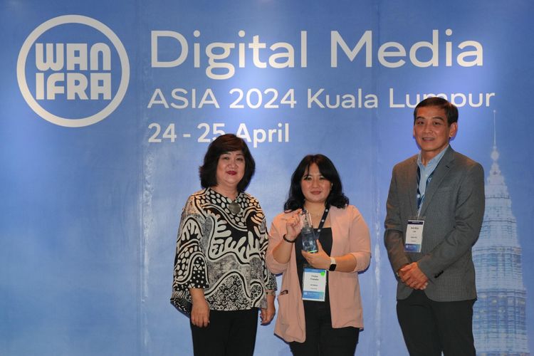 Head of Product Kompas.com, Friska Fristella (tengah) menerima penghargaan WAN-IFRA 2024 di Kuala Lumpur, Rabu (24/4/2024). Lee Kah Whye, Director Wan Ifra APAC (kanan).  Lulu Terianto, Managing Director Bisnis Indonesia (kiri).