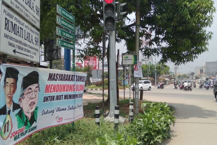Spanduk Capres dan Cawapres nomor urut 1 yang berada di Jalan Macan Lindungan Palembang, Sumatera Selatan, Senin (15/10/2018).