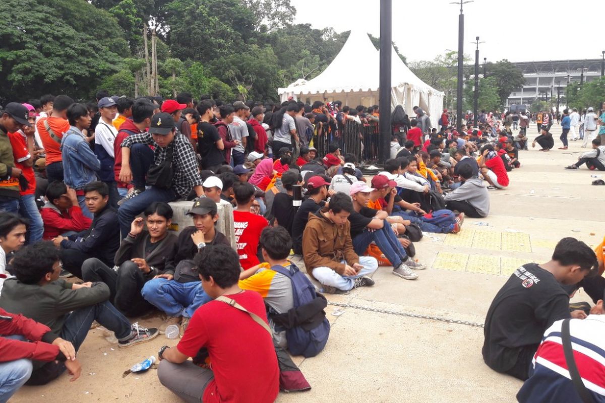 Ratusan Jakmania mengantre di depan loket Pintu Timur GBK, Sabtu (17/2/2018)