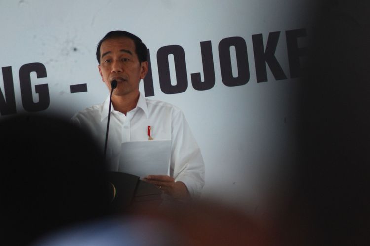 Presiden RI, Joko Widodo memberikan sambutan saat peresmian jalan tol Jombang-Mojokerto di gerbang tol Mojokerto, Jawa Timur, Minggu (10/9). Dengan beroperasinya tol Jombang-Mojokerto (Joker) sepanjang 40,5 kilometer tersebut diharapkan dapat mengurai kemacetan dan meningkatkan perekonomian di Jawa Timur. 