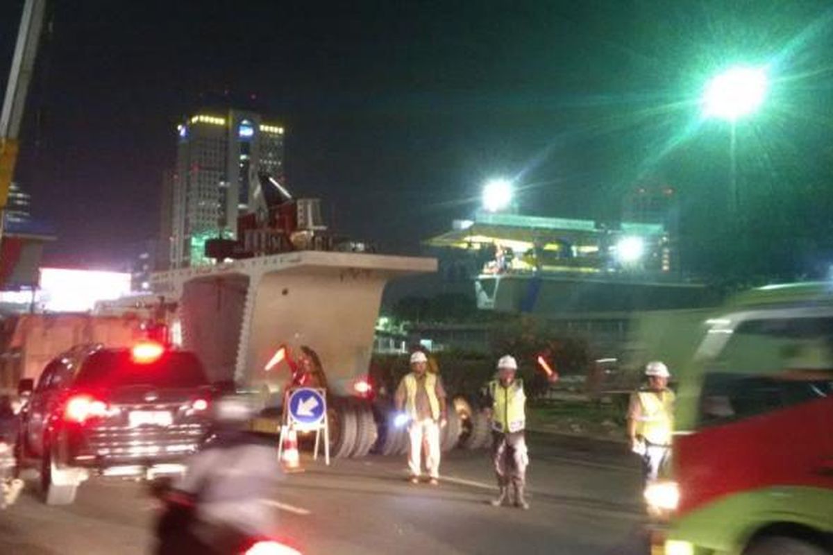 Proses konstruksi jalan layang baru Simpang Susun Semanggi, Jakarta, pada Kamis (2/3/2017) dini hari, yang menyebabkan lalu lintas dari arah Slipi masih tersendat meski sudah lewat tengah malam.
