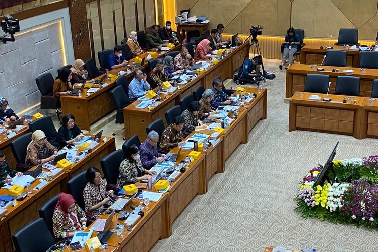 Menteri Kesehatan Budi Gunadi Sadikin beserta jajaran Kemenkes melakukan rapat kerja (raker) bersama Komisi IX DPR di Gedung DPR, Senayan, Jakarta, Rabu (30/8/2023) membahas salah satunya polusi udara.