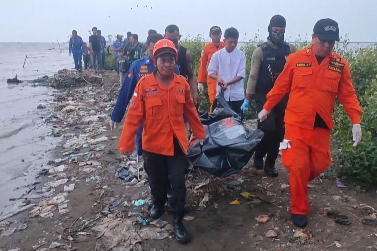 Basarnas, BPBD, TNI, POLRI dan perangkat desa Mundu Pesisir Kecamatan Mundu Kabupaten Cirebon mengevakuasi mayat yang ditemukan di pesisir pantai, Selasa (20/2/2024) petang. Mereka membawa jenazah ke RSUD Gunung Jati Cirebon untuk pemeriksaan lanjutan .