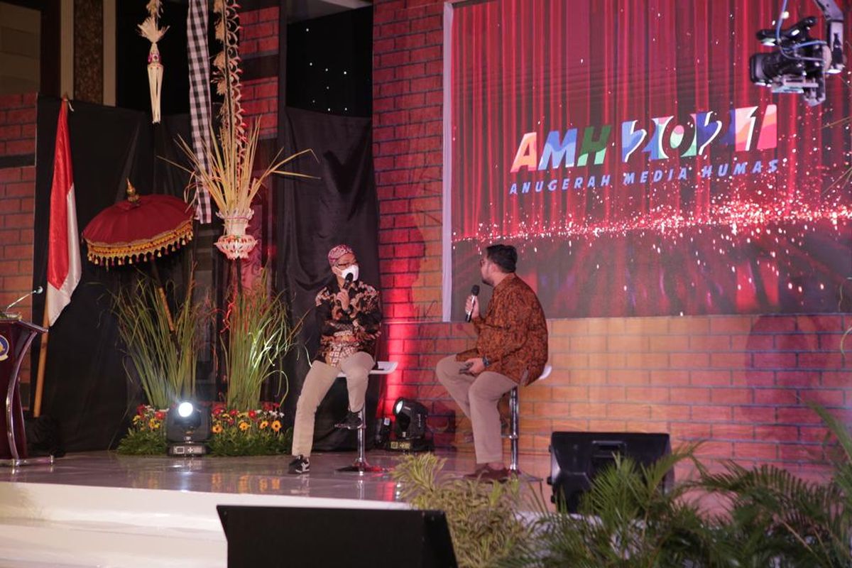 Direktur Jenderal (Dirjen) Informasi dan Komunikasi Publik (IKP) Kementerian Komunikasi dan Informatika (Kemenkominfo) Usman Kansong dalam dialog bersama Komika Hifdzi Khoir, pada gelaran Anugerah Media Humas (AMH) Tahun 2021 yang diselenggarakan di Ballroom Hotel Merusaka Nusa Dua, Bali, Kamis (4/11/2021).
