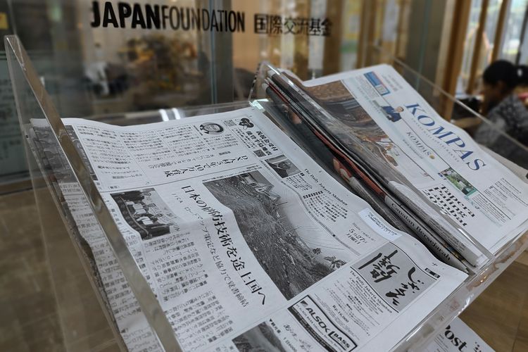 Koran berbahasa Jepang di Koryu Space, working space nuansa Jepang di Jakarta, Rabu (29/5/2024). 