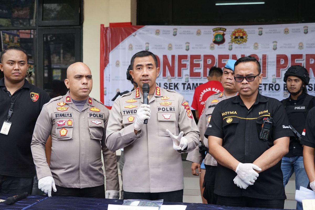 Kapolres Metro Bekasi Kombes Twedi Aditya Bennyahdi saat konferensi pers kasus pelaku ganjal ATM di Polsek Tambun, Selasa (11/4/2023).