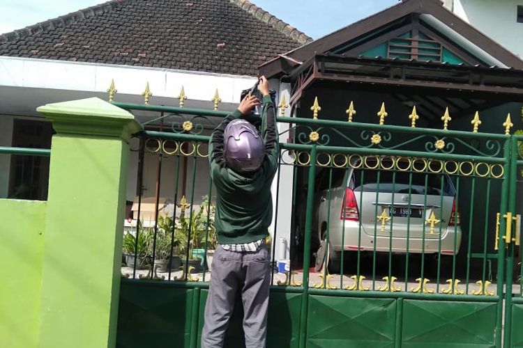 Anggota dapur umum saat membagikan bantuan makanan kepada warga isoman.