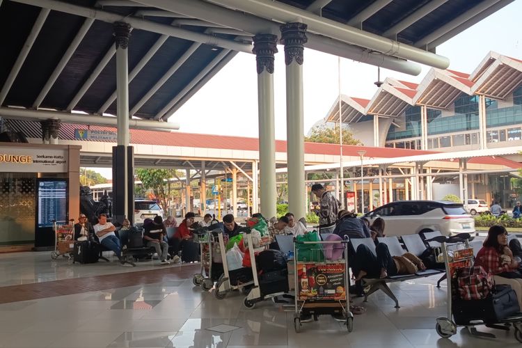 Bandara Soekarno-Hatta Masih Tutup, Penumpang Tidur di Terminal hingga Batalkan Penerbangan