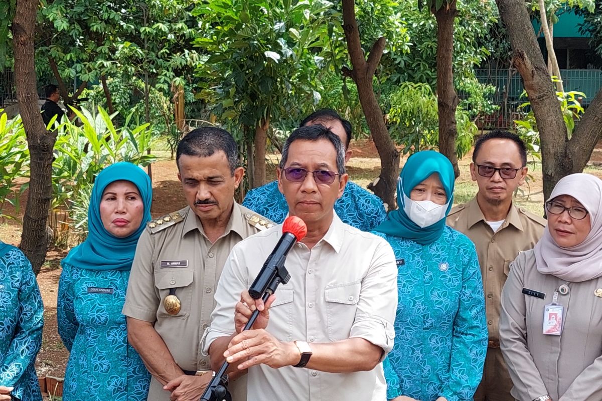 Penjabat (Pj) Gubernur DKI Jakarta Heru Budi Hartono saat meninjau Ruang Publik Terpadu Ramah Anak (RPTRA) Duren Sawit, Jakarta Timur, Selasa (24/1/2023).