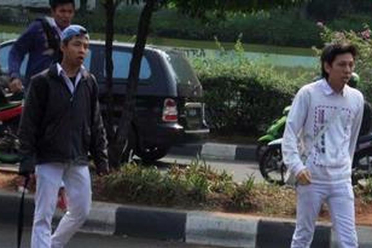 Fotografer Kontan, Fransiskus Simbolon (kanan) mencoba bertahan dari serangan para siswa SMAN 6 di kawasan Bulungan, Jakarta Selatan, Senin (19/9/2011). Kejadian ini bermula saat sejumlah wartawan melakukan aksi protes berkaitan dengan kasus perampasan kamera video salah satu wartawan Trans 7 saat meliput tawuran sekolah tersebut.