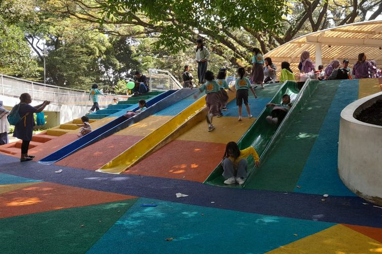Perosotan yang sedang dinaiki anak-anak TK dan SD di Taman Lalu Lintas pada hari Kamis (20/6/2024)