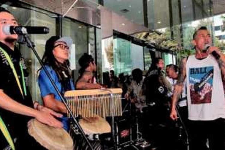 Band Marjinal tampil di Gedung Komisi Pemberantasan Korupsi (KPK) tahun lalu. Band beraliran punk yang konsisten mendukung KPK tersebut kembali tampil di Gedung KPK, Jakarta, Rabu (17/2), untuk menolak revisi Undang-Undang KPK.