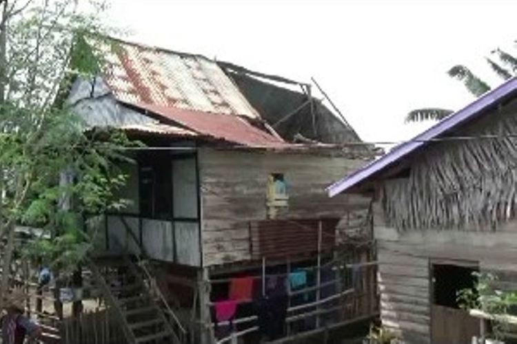 Atap Rumah Warga di Polewali mandar sulawei barat beterbangan diterjang angin puting beliung hingga menimpa rumah warga dna bagunan lain dis ekitarnya.