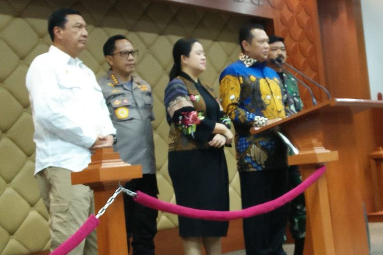 Ketua MPR Bambang Soesatyo usai menggelar rapat koordinasi bersama DPR, Panglima TNI, Kapolri, Kepala Badan Intelijen Negara (BIN), Perwakilan Menteri Luar Negeri, Sekretariat Negara dan Komisi Pemilihan Umum (KPU) di Kompleks Parlemen, Senayan, Jakarta, Selasa (15/10/2019).