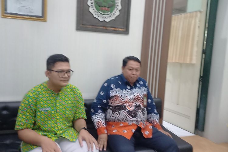 Fadhil didampingi kepala sekolah MAN 1 Yogyakarta, Kamis (9/3/2023)