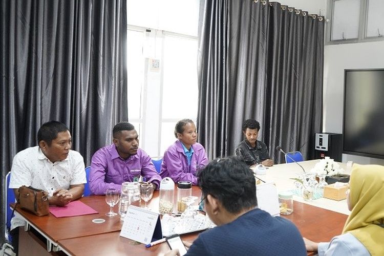Dua mahasiswa baru asal Papua yang mendapat beasiswa Adik Papua untuk kuliah di Institut Teknologi Sumatera (Itera).
