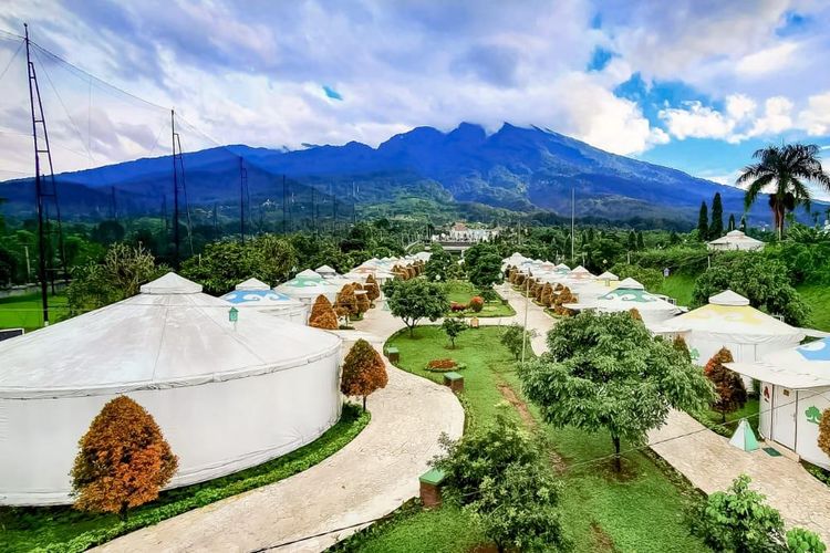 The Highland Park Resort Bogor di Jawa Barat dengan berlatarkan Gunung Salak.