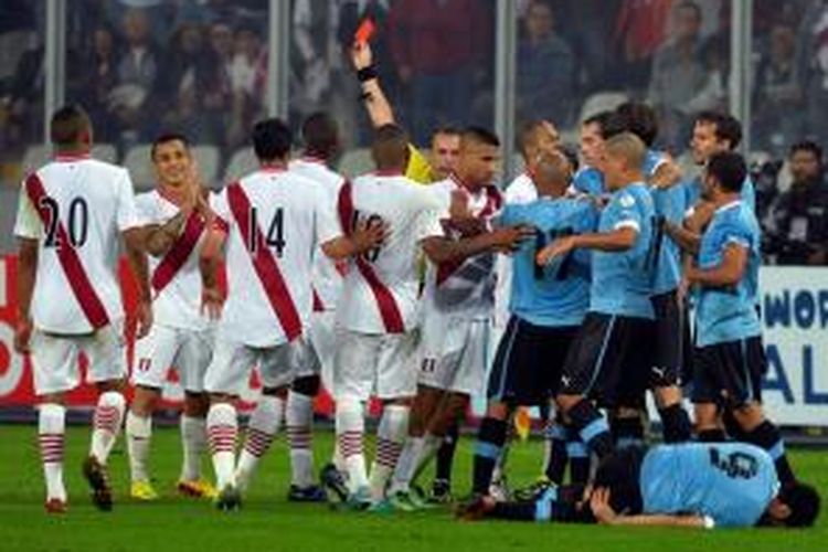 Penyerang Uruguay, Luis Suarez, dianggap melakukan aksi teaterikal saat dikawal pemain Peru,Victor Yotun. Yotun pun menerima kartu merah akibat terpancing aksi diving Suarez tersebut. 
